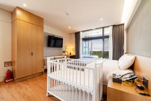 سرير أو أسرّة في غرفة في Hotel Parangvue