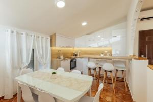 Kuchyň nebo kuchyňský kout v ubytování Vasiljevic Grand Apartment