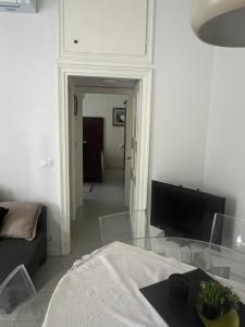 a living room with a glass table and a television at La casa dell’ edera in Lagune