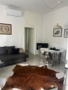 a living room with a couch and a table at La casa dell’ edera in Lagune
