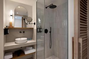 a bathroom with a shower and a sink at Inmood Aucanada 4 Sup in Port d'Alcudia