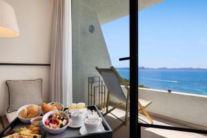 a tray of food on a table with a view of the ocean at Inmood Aucanada 4 Sup in Port d'Alcudia