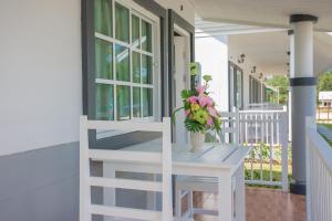 Balkón nebo terasa v ubytování Suksompong Resort
