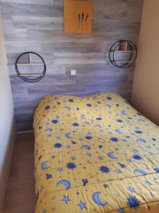 Ένα ή περισσότερα κρεβάτια σε δωμάτιο στο Mobil Home 6 places Camping le Pujol