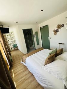 Postel nebo postele na pokoji v ubytování L Hémisphère + 5 fotografií