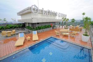 a pool on the roof of a hotel at Louis Kienne Hotel Pandanaran in Semarang