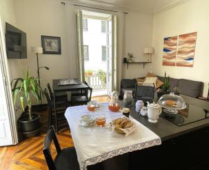 a living room with a table with food on it at Emozione Torino - affascinante, silenzioso, in palazzo d'epoca pressi piazza Solferino in Turin