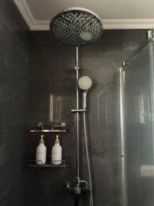 La salle de bains noire est pourvue d'une douche avec un pommeau de douche. dans l'établissement Casa Amarela, à Faro 11 autres photos