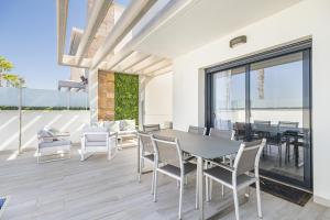 Un comedor con mesa y sillas en Belle, en Playas de Orihuela