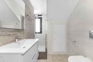 Un baño blanco con lavabo e inodoro. en Belle, en Playas de Orihuela 18 fotos más