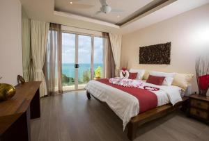 Ένα ή περισσότερα κρεβάτια σε δωμάτιο στο Lora 3br golden sunset view +17 φωτογραφίες