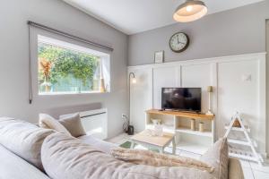 TV a/nebo společenská místnost v ubytování Le Cottage - Confort - Calme - Lumineux