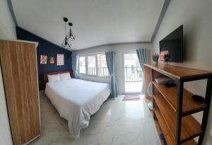 Postel nebo postele na pokoji v ubytování Khách Sạn Cây Xanh + 13 fotografií