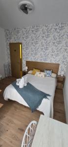 Łóżko lub łóżka w pokoju w obiekcie Habitaciones Universal