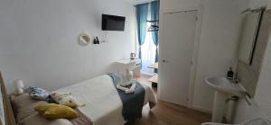 Telewizja i/lub zestaw kina domowego w obiekcie Habitaciones Universal