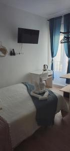 Łóżko lub łóżka w pokoju w obiekcie Habitaciones Universal