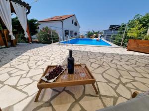 Bazén v ubytovaní Holiday house with private pool and sauna alebo v jeho blízkosti