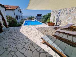 Bazén v ubytovaní Holiday house with private pool and sauna alebo v jeho blízkosti