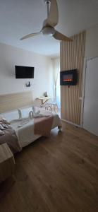 Łóżko lub łóżka w pokoju w obiekcie Habitaciones Universal