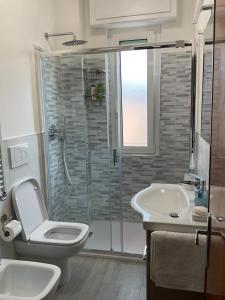 un bagno con wc, lavandino e doccia di Vista Mare a 150 mt dalla spiaggia - free parking e AC a Pietra Ligure Altre 11 foto