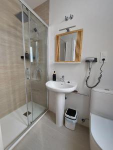 łazienka z umywalką i prysznicem w obiekcie Habitaciones Universal w Madrycie