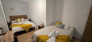 Łóżko lub łóżka w pokoju w obiekcie Habitaciones Universal