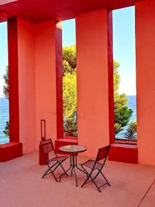 - une terrasse avec une table et des chaises devant les fenêtres dans l'établissement Apartment with communal pool Muralla Roja 0505, à Calp