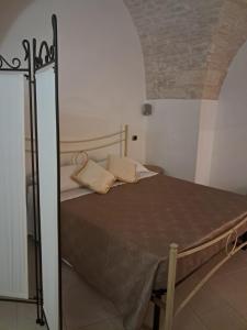 ein Schlafzimmer mit einem Bett in einem Zimmer in der Unterkunft Casa Angolo dei Sogni in Martina Franca