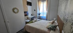 sypialnia z łóżkiem w pokoju z oknem w obiekcie Habitaciones Universal w Madrycie