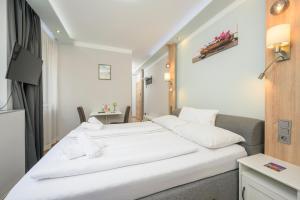 Postel nebo postele na pokoji v ubytování Palais Pálffy Apartments Vienna