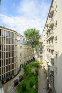 Budova, kde se aparthotel nachází + 37 fotografií
