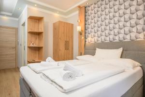 Postel nebo postele na pokoji v ubytování Palais Pálffy Apartments Vienna