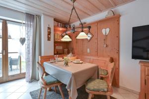 Foto dalla galleria di Ferienwohnung Alpina a Rosshaupten