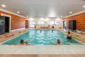JourniacにあるLodge Jacuzzi, Nature et Sérénitéのプールにいる人々のグループ