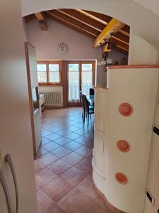 a kitchen and dining room with a table and chairs at Mansarda Belvedere in Molveno