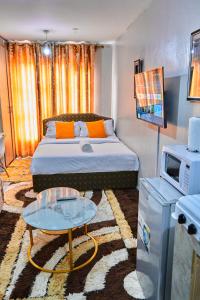 ナイロビにあるONEAL URBAN SUITES - Furnished Studio apartments in Nairobiのベッドとテーブルが備わる小さな客室です。