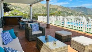 Nespecifikovaný výhled na hory nebo výhled na hory při pohledu z prázdninového domu