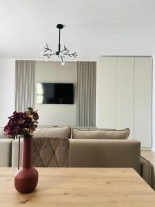 ブラショヴにあるRichy Boutiqueのリビングルーム(テーブル上に花瓶付)
