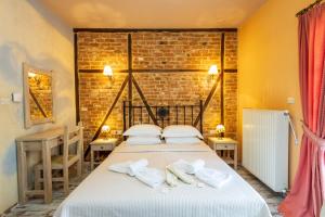 A bed or beds in a room at Dimatis
