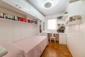a bedroom with a bed and a desk and a window at Cortijo Indalo in Pechina