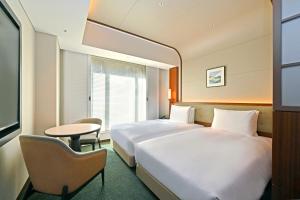 Postel nebo postele na pokoji v ubytování Marunouchi Hotel