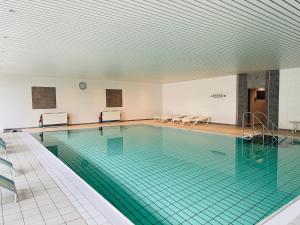 Bazén v ubytování Klassen Stay - Design Studio in 11 Etage - Tolle Aussicht - Sauna, Pool - Netflix nebo v jeho okolí