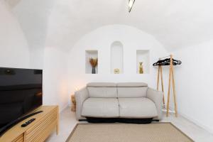 un soggiorno con un divano bianco e una TV di Maison en centre de Cannes - Le Suquet a Cannes