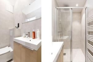 un bagno con doccia, lavandino e WC di Maison en centre de Cannes - Le Suquet a Cannes Altre 13 foto