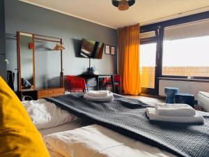 Postel nebo postele na pokoji v ubytování Klassen Stay - Design Studio in 11 Etage - Tolle Aussicht - Sauna, Pool - Netflix