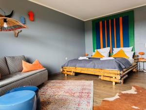 Postel nebo postele na pokoji v ubytování Klassen Stay - Design Studio in 11 Etage - Tolle Aussicht - Sauna, Pool - Netflix
