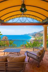eine Terrasse mit Meerblick vom Balkon in der Unterkunft Baia Taormina - CDSHotels in Forza dʼAgro
