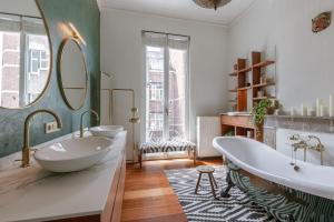 Ένα μπάνιο στο Huswell - Nice home in the center of Antwerp, pets welcome