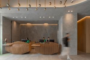 un grupo de personas trabajando en un lobby en In Joy Hotel, en Taichung