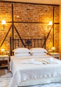 A bed or beds in a room at Dimatis